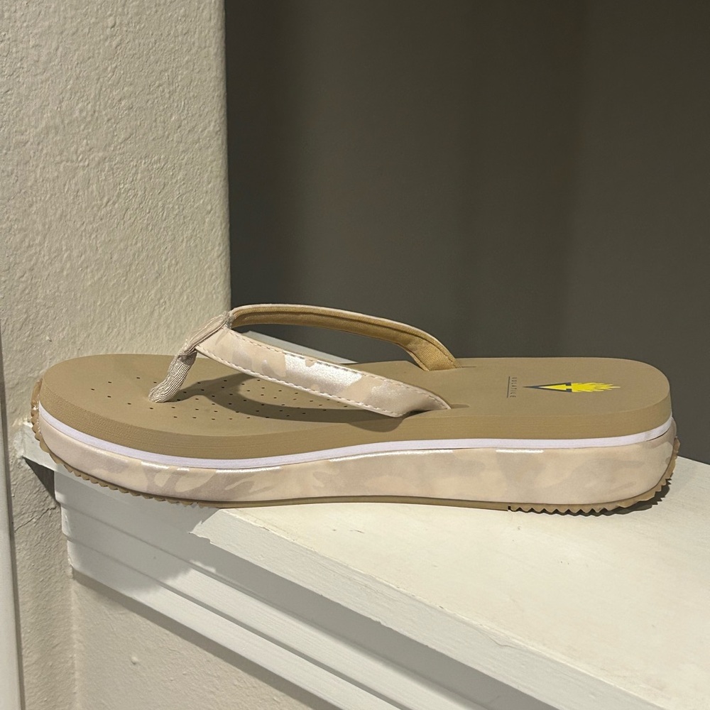 Volatile Women Untamed Beige/Camo Flatform Sandals Flats Sz 10 Medium New No Box - Picture 3 of 9